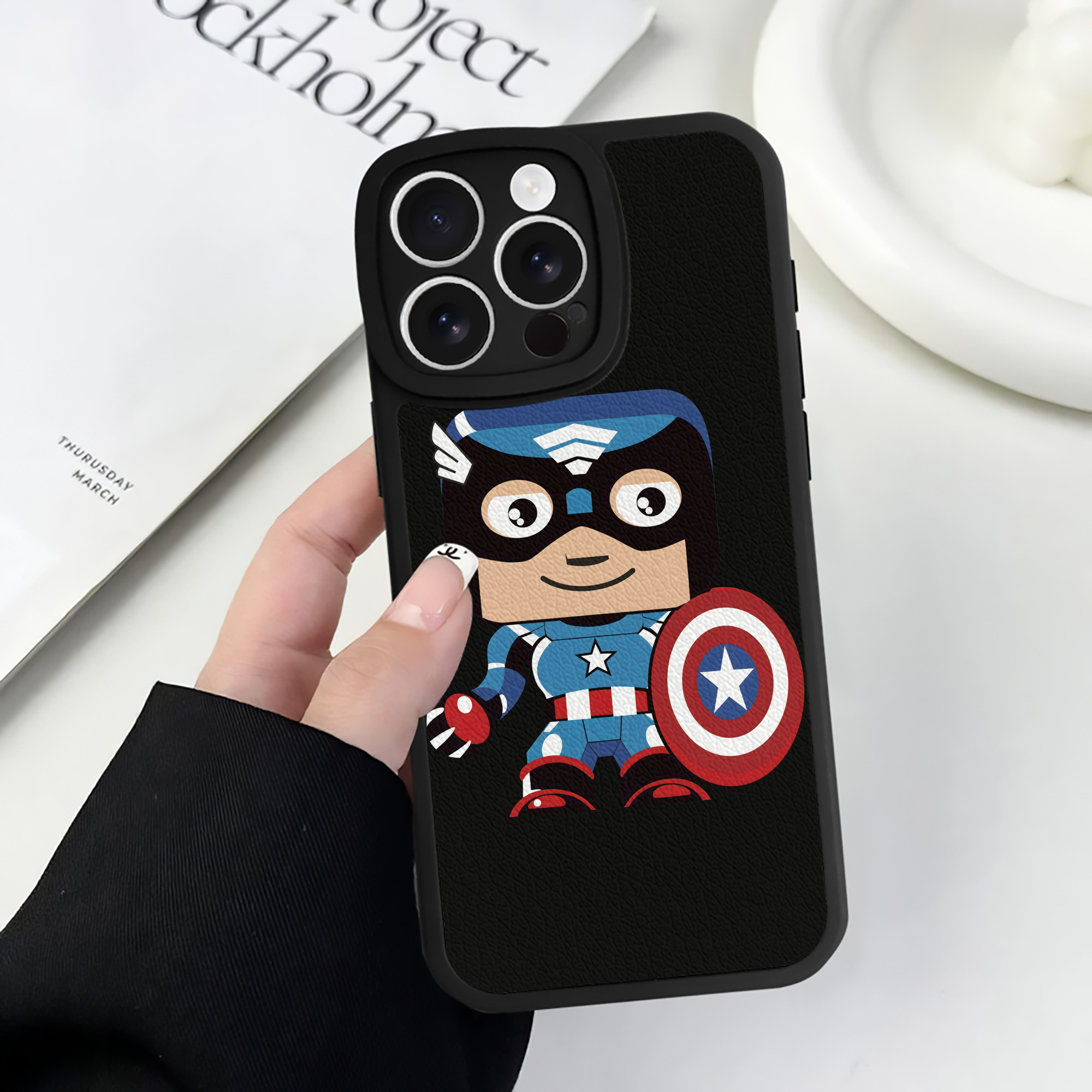 （画像用） アベンジャーズ The Avengers 【iPhone 16シリーズ対応】シリコンスマホケース（レザー調） 材質：シリコン